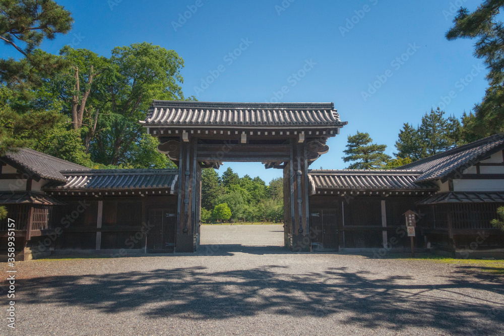 京都御苑の堺町御門と新緑の風景です