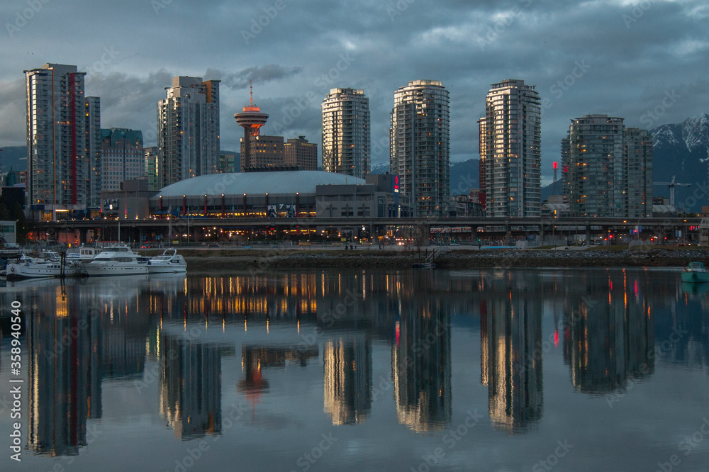 Fototapeta premium A view to the city of Vancouver, BC, Canada
