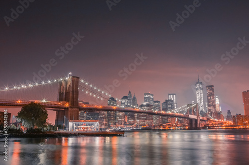 Fototapeta Naklejka Na Ścianę i Meble -  Brooklyn bridge and manhattan at night