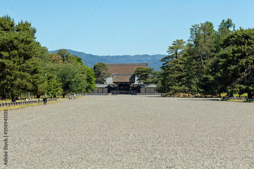 京都御所の建礼門と後ろの紫宸殿と鞍馬山が見える風景です 京都御所の建礼門と後ろの紫宸殿と鞍馬山が見える風景です