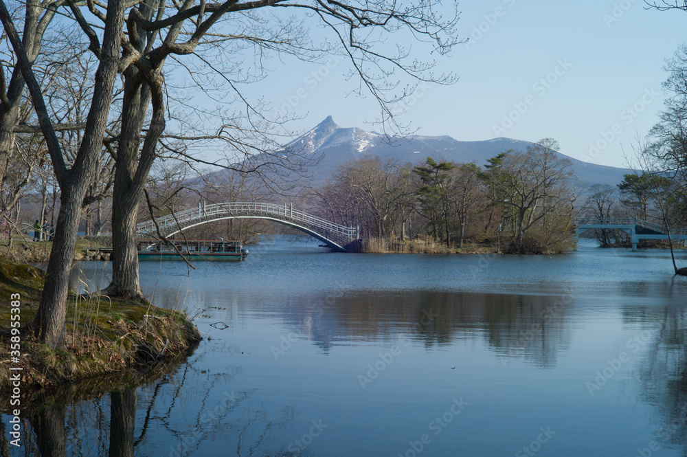 大沼に架かる橋と駒ヶ岳