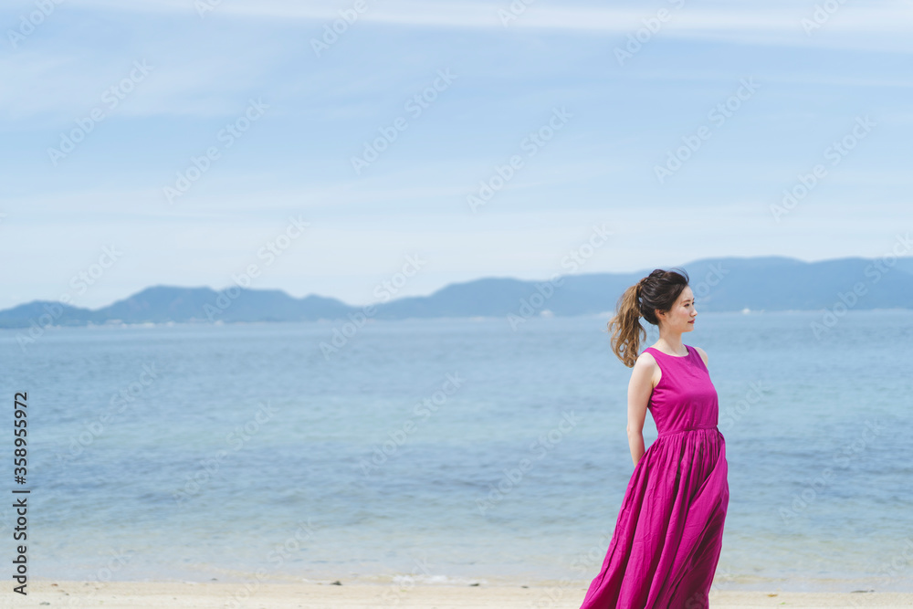 リゾート地の海でワンピースを着た女性 リゾート地の海でワンピースを着た女性
