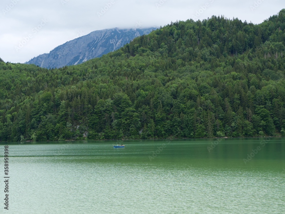 Der Weißensee im Ostallgäu zwischen Füssen und Pfronten mit den Bergen der Alpen im Hintergrund