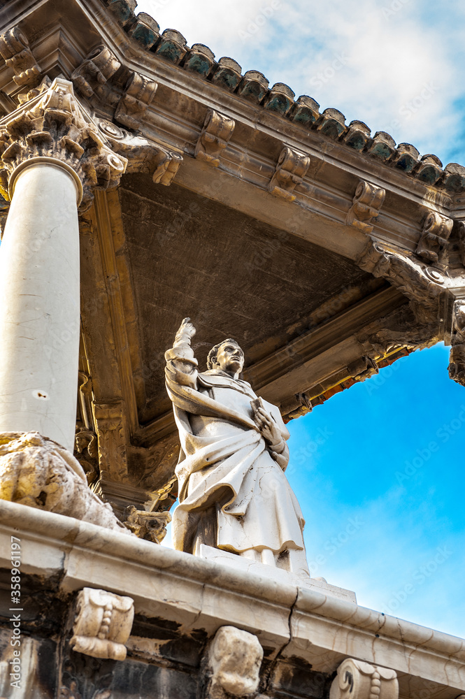Obraz premium It's Roayl bridge decorative architecture, Valencia, Spain