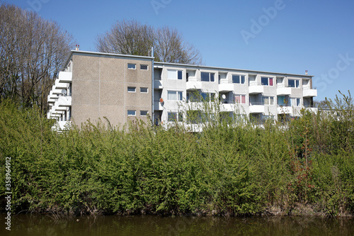Wohngebäude, monotones Mehrfamilienhaus im Frühling, Bremen, Deutschland, Europa