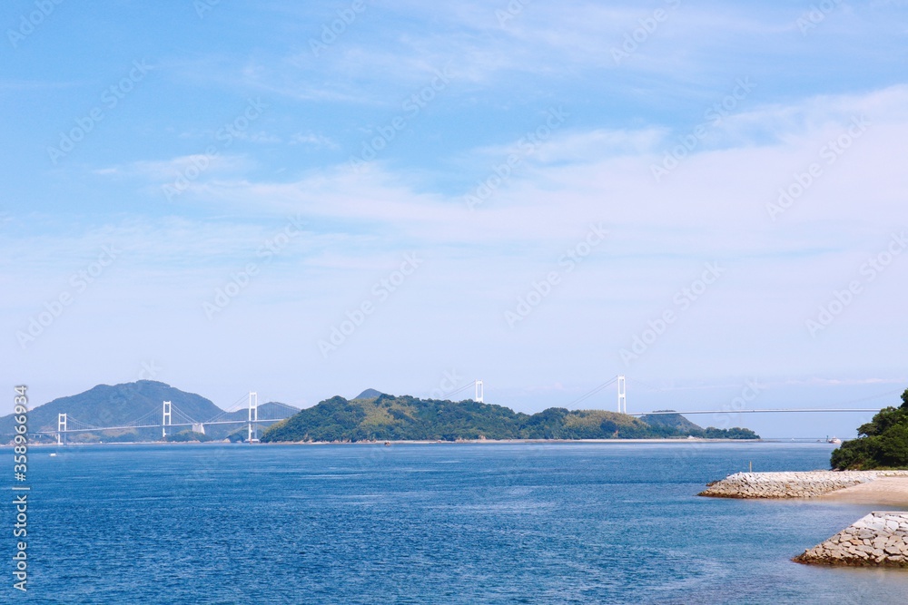 Fototapeta premium 今治市大角海浜公園から見た来島海峡大橋