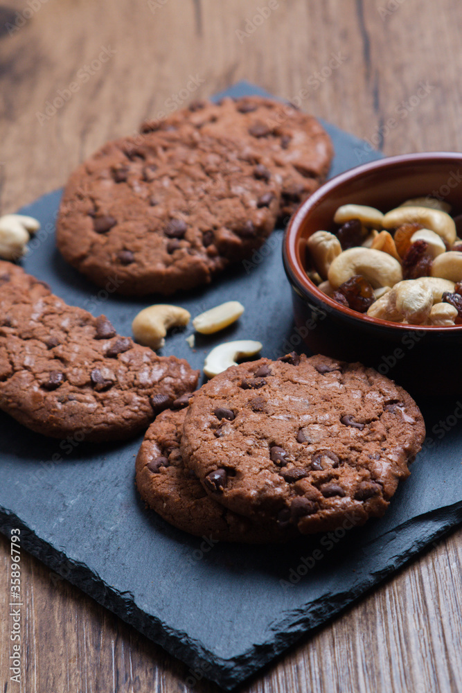 Galletas de chocolate con pasas y frutos secos Galletas de chocolate con pasas y frutos secos