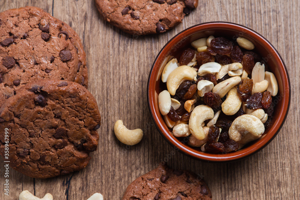 Fototapeta premium Galletas de chocolate con pasas y frutos secos 