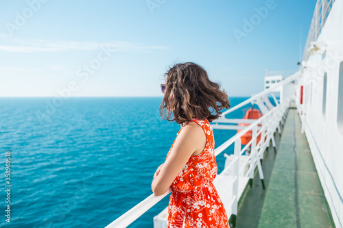 Canvastavla A woman is sailing on a cruise ship