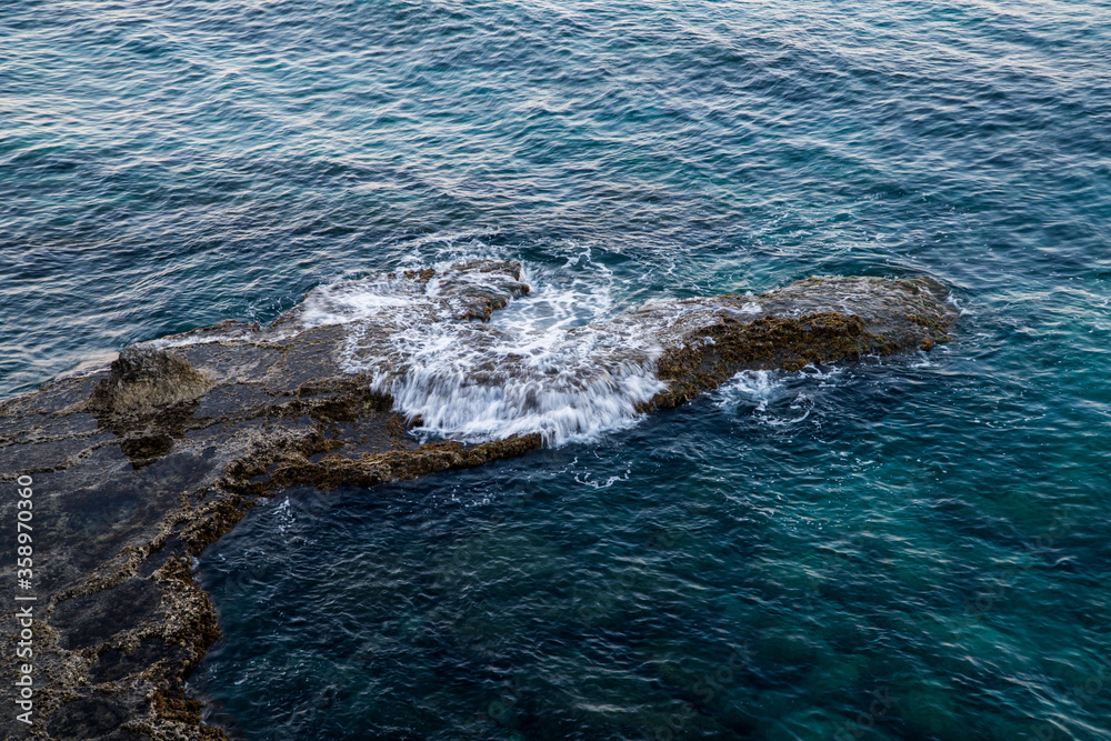 Naklejka premium sea waves in the ocean