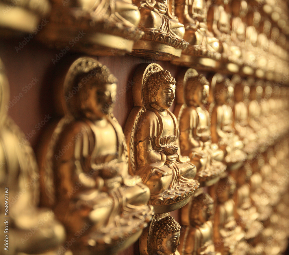 Fototapeta premium golden buddha statue