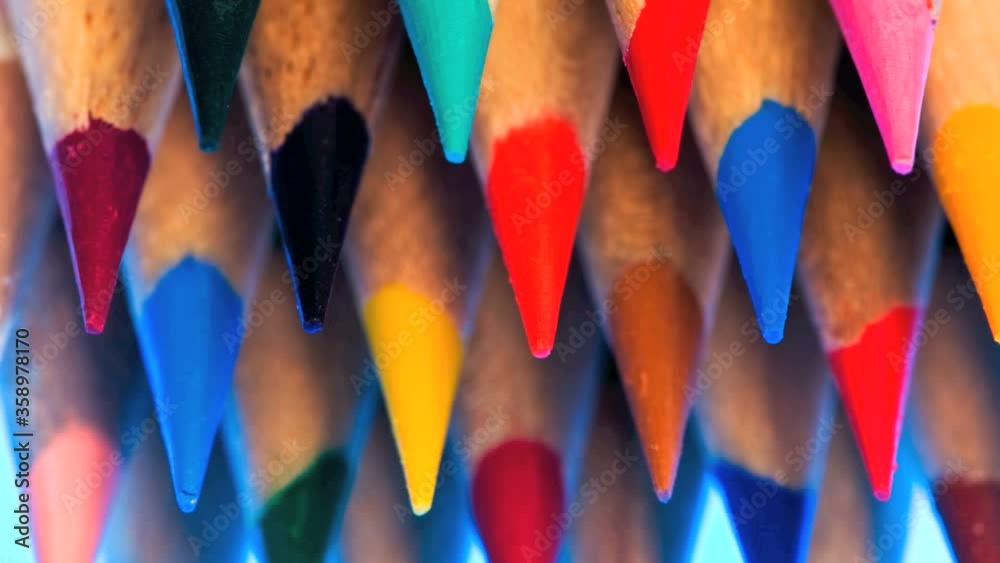 End view of a bundle of colored pencil crayons