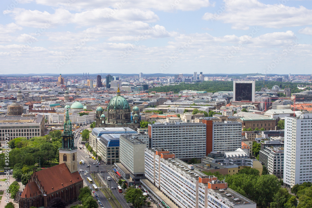 Fototapeta premium Panoramiczny widok na Berlin z hotelu Radisson Berlin Alexanderplatz