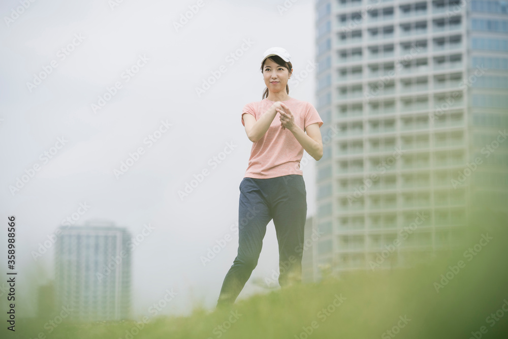 公園で運動する女性