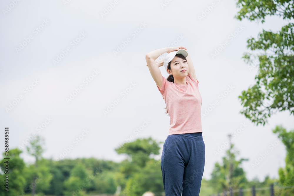 公園で運動する女性