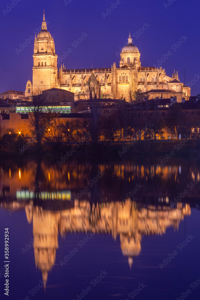 toma nocturna de la catedral de Salamanca,  España