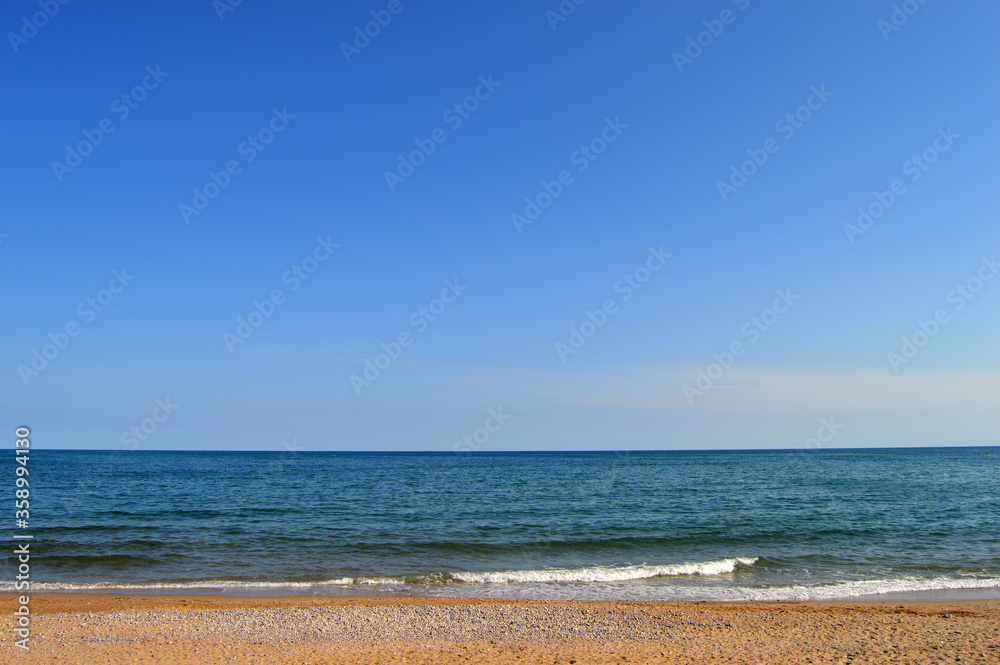 Playa de arena marrón en verano