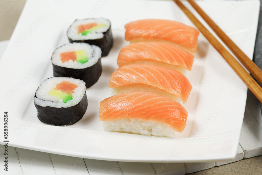 assiette de sushi et maki assiette de sushi et maki