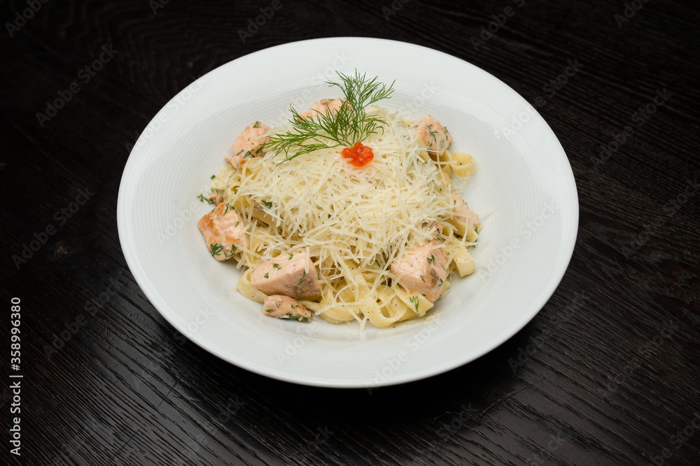 Pasta with salmon and cheese