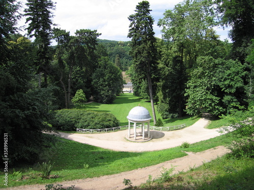 Efeutempel im Staatspark Fürstenlager als Tempel im Park mit Säulen photo