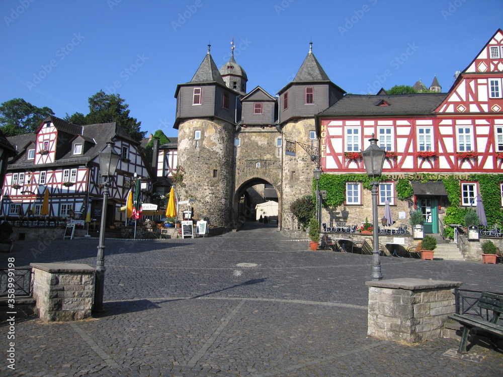 Obraz premium Marktplatz Stadt Braunfels mit Fachwerkhäusern und Burgtor