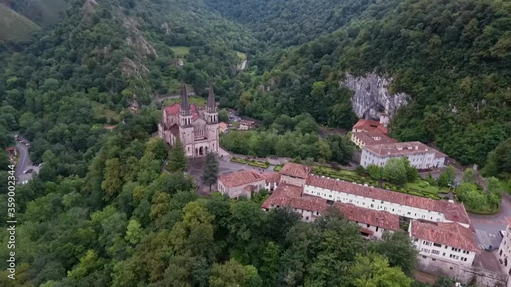 Covadonga a vista de drone, Asturias, España Covadonga a vista de drone, Asturias, España
