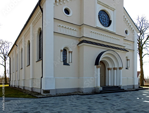 wybudowany w drugiej polowie 19 wieku murowany kosciol katolicki pod wezwaniem swietego jakuba apostola w miejscowosci drozdowo na podlasiu w polsce photo
