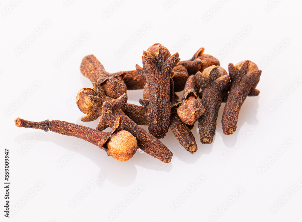 Fototapeta premium clove macro shot isolated on white background
