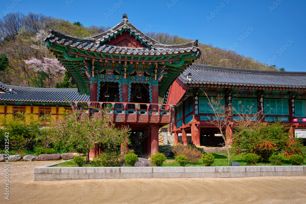 Obraz premium Sinheungsa temple in Seoraksan National Park, Seoraksan, South Korea