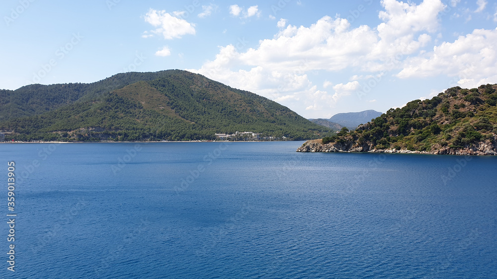 Naklejka premium Beautiful sea and mountain panorama