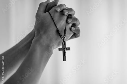 Canvastavla Christian male hands praying while firmly holding a rosary with a cross at church