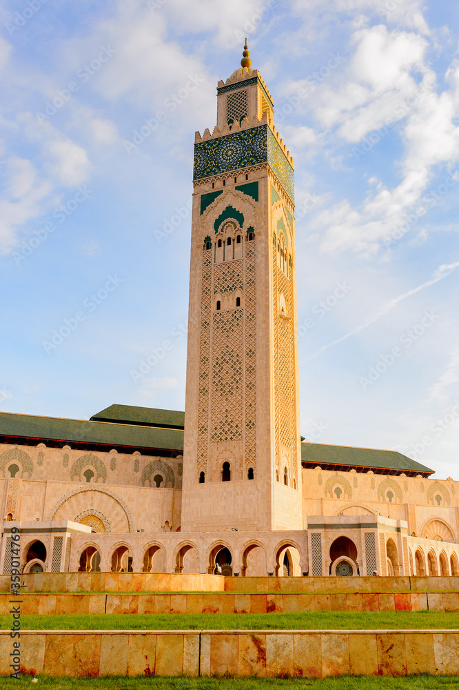 Fototapeta premium It's Hassan II Mosque or Grande Mosquee Hassan II, a mosque in Casablanca, Morocco. It is the largest mosque in Morocco and the 13th largest in the world.