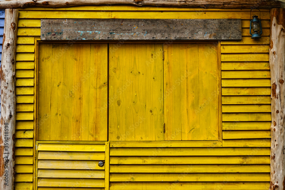 Façade en bois de couleur jaune d'un petit commerce exotique Façade en bois de couleur jaune d'un petit commerce exotique