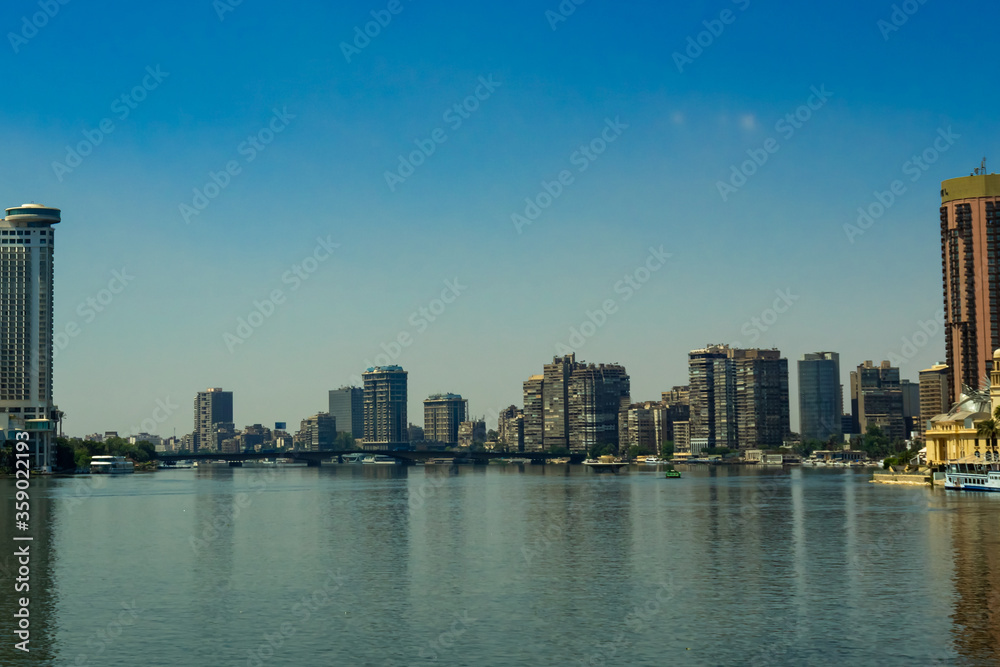 Obraz premium the river Nile in Egypt against the background of the city of Cairo