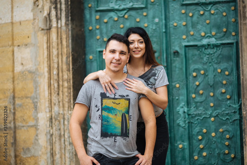 Naklejka premium young couple posing on city background, travel concept