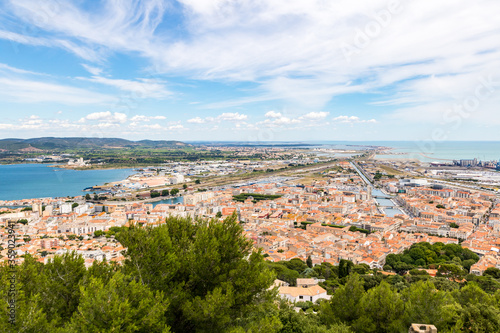 Vue sur la ville de Sète, l’étang de Thau et la mer Méditerranée depuis les hauteurs du Mont Saint-Clair (Occitanie, France)