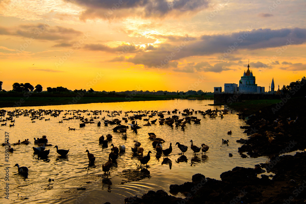 Naklejka premium It's Temple on the coast of the Taungthaman Lake, Myanmar