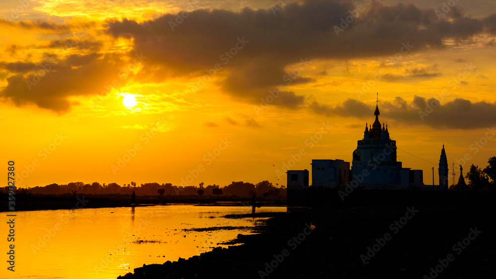 Naklejka premium It's Temple on the coast of the Taungthaman Lake, Myanmar