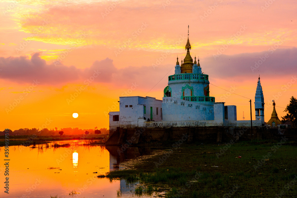 Fototapeta premium It's Temple on the coast of the Taungthaman Lake, Myanmar