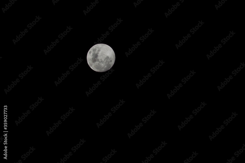 Luna llena con fondo de cielo negro Luna llena con fondo de cielo negro