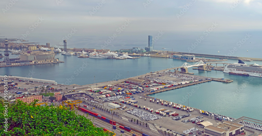 Obraz premium Vistas de Puerto de mercancias, Barcelona España