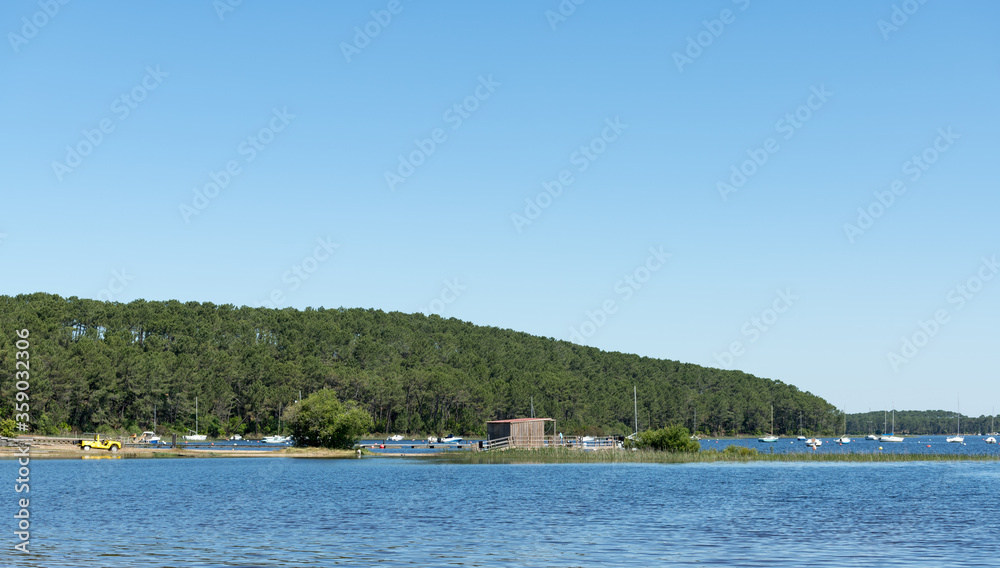 MAUBUISSON (Gironde, France), vue sur le lac	