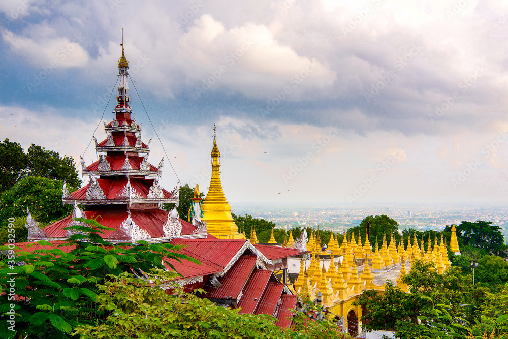 Φωτογραφία It's Su Taung Pyai, Mandalay, Myanmar. One of the Buddhist sites
