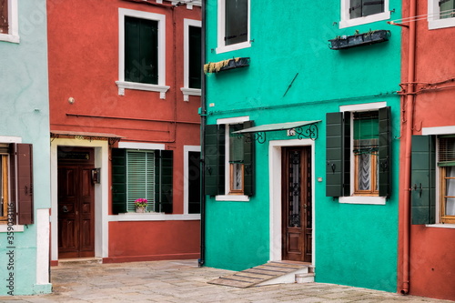 burano, italien - bunte häuser in der altstadt