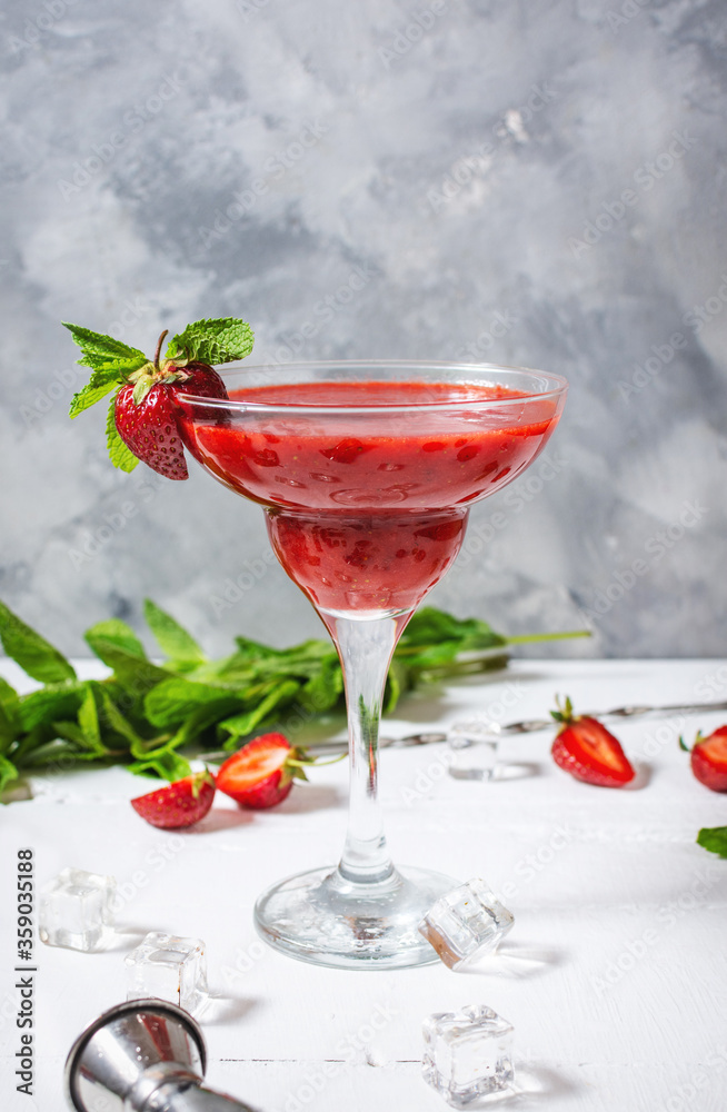 Φωτογραφία Homemade Red Frozen Strawberry Margarita in a Glass