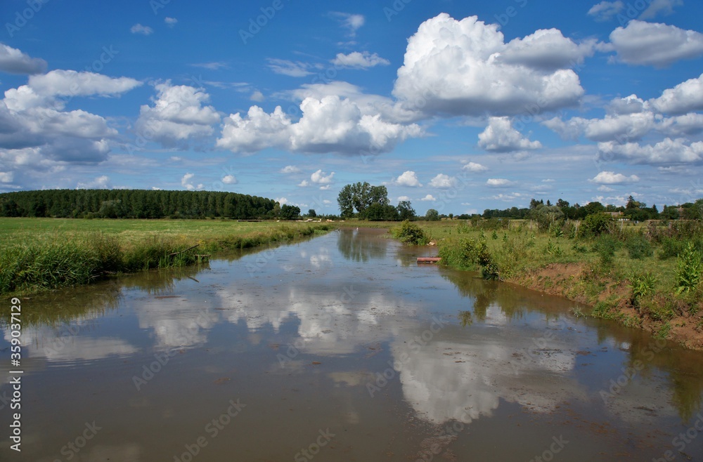 Paysage et reflets sur une rivière.