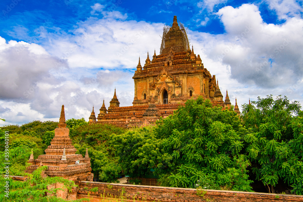 Fototapeta premium It's Htilominlo Temple, Bagan Archaeological Zone, Burma. It was built during the reign of King Htilominlo