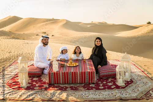 Sticker Arabian family in the desert