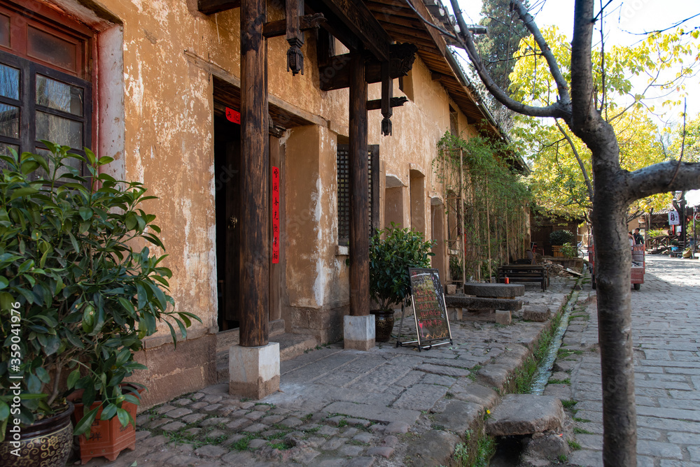 Fototapeta premium Luty 2019. Shaxi. W połowie drogi między Dali i Lijiang, między polami i górami Yunnan, przystanek w wiosce Shaxi jest jak wspaniała podróż w czasie.