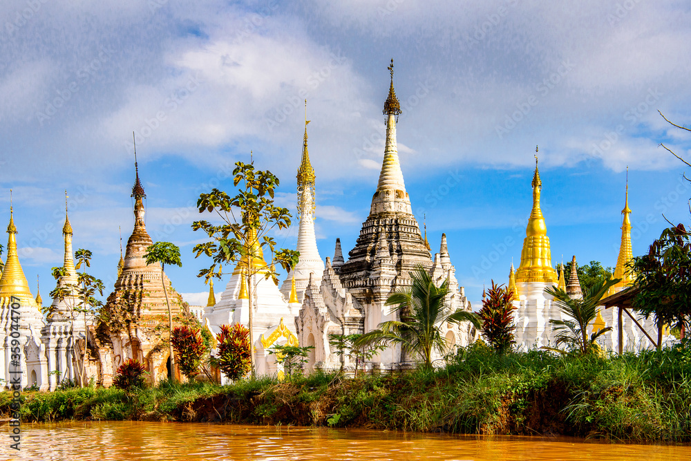 Naklejka premium It's A temple over the Lake Inle, Myanmar